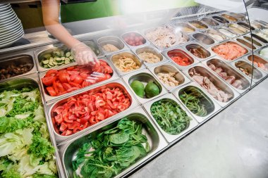 Sağlıklı ve besleyici yiyecekler için çeşitli malzemelerle dolu vitrin salatası barı. Salata al.