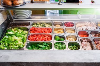 Sağlıklı ve besleyici yiyecekler için çeşitli malzemelerle dolu vitrin salatası barı. Salata al.