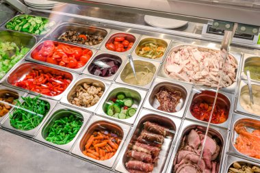 Sağlıklı ve besleyici yiyecekler için çeşitli malzemelerle dolu vitrin salatası barı. Salata al.