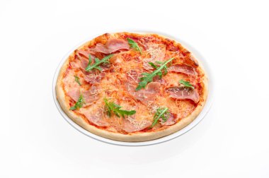 Beyaz arka planda jambonlu jambonlu pizza. Menü ve web sitesi için pizza maketi