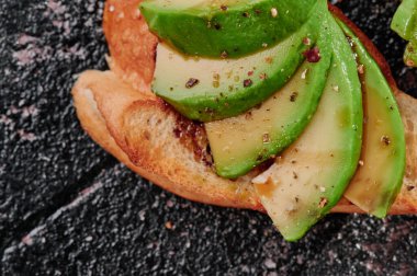 Avokado desenli koyu bir arka planda Metin için boşluk