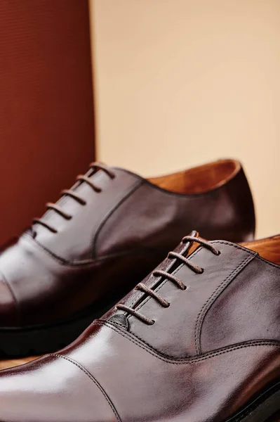 Καφέ δερμάτινα ανδρικά παπούτσια από γνήσιο δέρμα σε κλασικό στύλ close-up. — Φωτογραφία Αρχείου