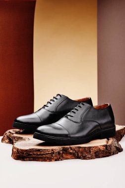 Gerçek deriden yapılmış siyah deri erkek ayakkabıları. Klasik tarzda ahşap bir kesikte. Yakın plan..