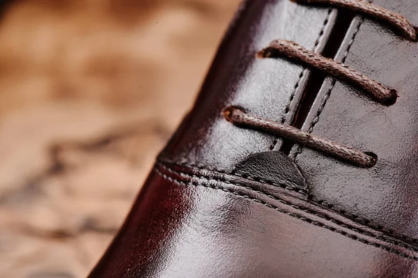 Zapatos para hombre de cuero marrón hechos de cuero genuino en estilo clásico close-up. — Foto de Stock