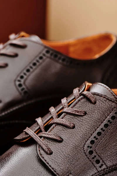 Zapatos para hombre de cuero marrón en estilo clásico close-up — Foto de Stock