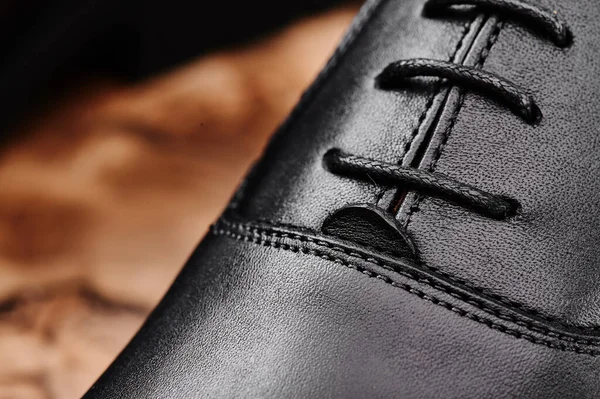 Black leather mens shoes made of genuine leather in classic style close-up. — Foto de Stock