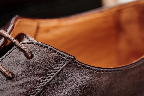 Καφέ δερμάτινα ανδρικά παπούτσια από γνήσιο δέρμα σε κλασικό στύλ close-up. — Φωτογραφία Αρχείου