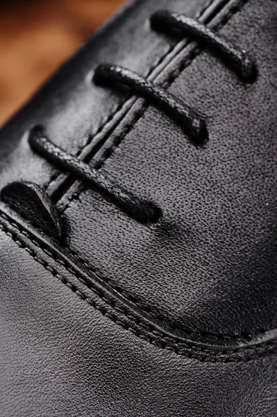 Black leather mens shoes made of genuine leather in classic style close-up. — Foto de Stock