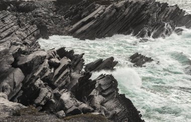 Peniche 'deki kayalarla dolu güzel bir sahil şeridi. Portekiz 'de Atlantik Okyanusu kıyısı.