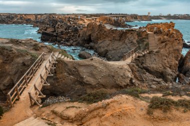 Peniche 'deki kayalarla dolu güzel bir sahil şeridi. Portekiz 'de Atlantik Okyanusu kıyısı.