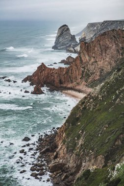 Kayalarla dolu güzel bir sahil şeridi. Cabo da Roca Burnu. Portekiz 'de Atlantik Okyanusu kıyısında. Dikey fotoğraf