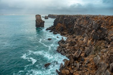 Peniche 'deki kayalarla dolu güzel bir sahil şeridi. Portekiz 'de Atlantik Okyanusu kıyısı.