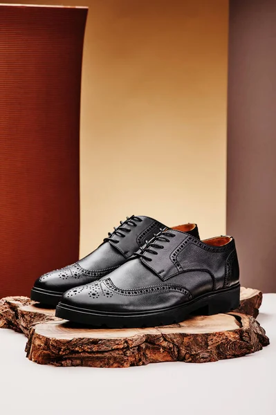 Μαύρα δερμάτινα ανδρικά παπούτσια από γνήσιο δέρμα σε κλασικό στυλ σε ξύλινο κόψιμο. Κοντινό πλάνο. — Φωτογραφία Αρχείου