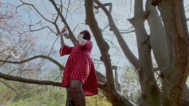 Koruyucu maskeli genç Avrupalı kadın parkta yüz yüze konuşuyor. COVID-19 koruması