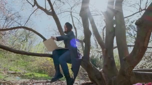 Joven mujer europea trabajando en el portátil en el parque. Protección de Covid 19 — Vídeos de Stock