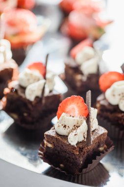 Lüks düğün yemekleri, modern tatlılar, çörekler, meyveli tatlılar.