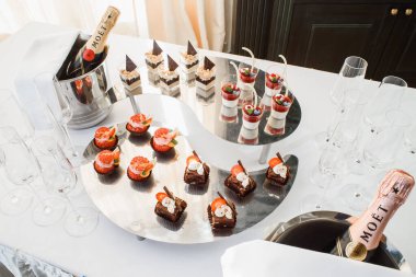 Lüks düğün yemekleri, modern tatlılar, çörekler, meyveli tatlılar.