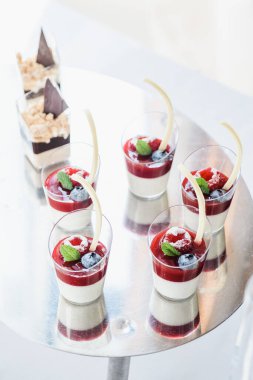 Lüks düğün yemekleri, modern tatlılar, çörekler, meyveli tatlılar.