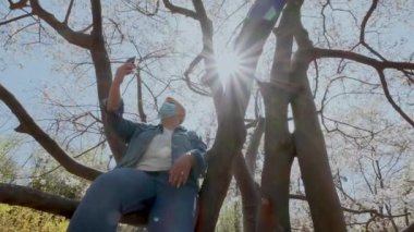 Avrupalı bir kız dışarıda koruyucu yüz maskesi takarak yüz yüze konuşuyor. Covid 19 ve iletişim