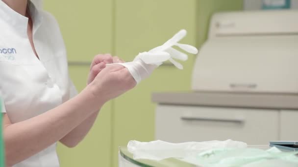 Diş hekimi dişçi muayenehanesinde tıbbi eldiven takıyor. — Stok video