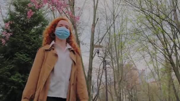 Победа над Ковидом 19. Европейская женщина снять маску лица чувствует облегчение дыхание свежий воздух, улыбаясь. — стоковое видео