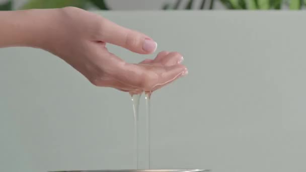 꿀 이 암컷의 아름다운 손으로 흘러내린다. 천연 화장품 개념. 클로즈업. — 비디오