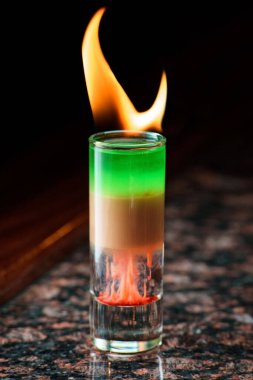 Barda ateş olan renkli kokteyller. Sert alkollü içecekler ve tekila.