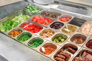 Sağlıklı ve besleyici yiyecekler için çeşitli malzemelerle dolu vitrin salatası barı. Salata al.