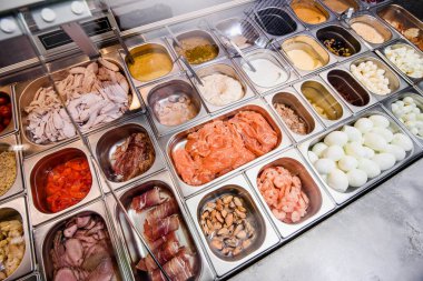 Sağlıklı ve besleyici yiyecekler için çeşitli malzemelerle dolu vitrin salatası barı. Salata al.