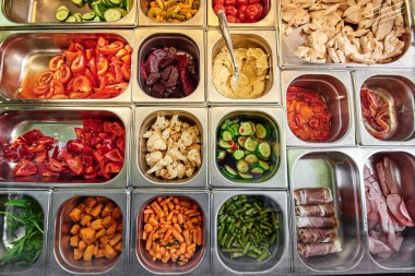 Sağlıklı ve besleyici yiyecekler için çeşitli malzemelerle dolu vitrin salatası barı. Salata al.