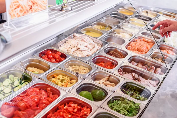 Showcase barra de salada com uma variedade de ingredientes para alimentos saudáveis e dietéticos. Salada levar embora — Fotografia de Stock