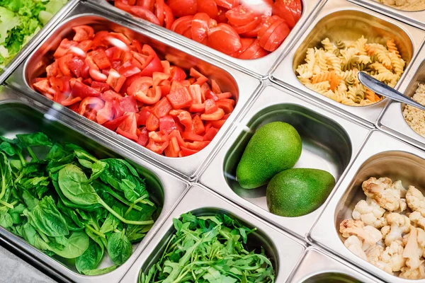 Showcase barra de salada com uma variedade de ingredientes para alimentos saudáveis e dietéticos. Salada levar embora — Fotografia de Stock