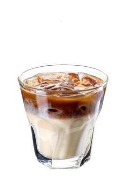 Beyaz arka planda izole edilmiş buzlu buzlu latte. Modelleme. Menü ve site için fotoğraf