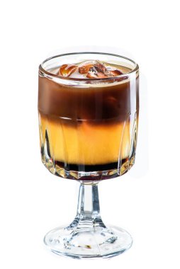 Beyaz arka planda izole edilmiş portakal suyu ile espresso kahvesi tazeleniyor. Modelleme. Menü ve site için fotoğraf