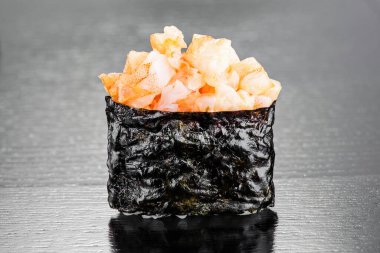 Siyah arka planda karidesli Gunkan suşisi. Modelleme. Menü ve site için fotoğraf