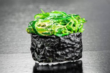 Chukoy siyah arka planda izole edilmiş suşi gunkan. Modelleme. Menü ve site için fotoğraf