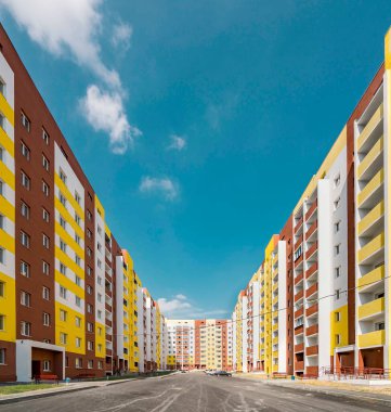 Şehirdeki modern renkli, çok katlı binaların cephesi. Metin için boşluk