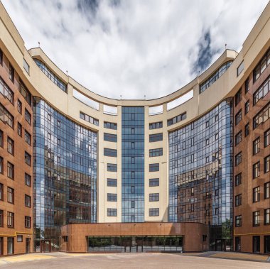 Şehirdeki modern çok katlı kahverengi bej bina cephesi. Metin için boşluk