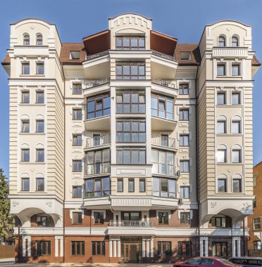 Şehirdeki modern çok katlı kahverengi bej bina cephesi. Metin için boşluk