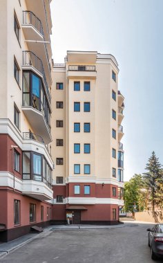 Şehirdeki modern çok katlı bina cephesi. Metin için boşluk