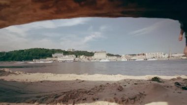 Güneşli bir günde kumsalda koşan kaslı genç bir adam. Kardiyo egzersizi. Sabah koşusu