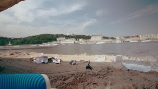 Человек бежит по пляжу загрязнения. Проблема загрязнения окружающей среды пластиком. Медленное движение — стоковое видео