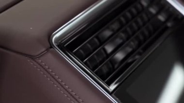 Otomatik temizleme. Modern deri kahverengi arabanın içi. Otomatik şanzımanda vites kutusu