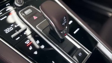 Otomatik temizleme. Modern deri kahverengi arabanın içi. Otomatik şanzımanda vites kutusu