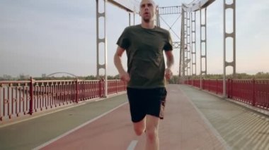 Genç koşucu antrenman sırasında dizini incitti. Şehirdeki yaya köprüsünde sabah koşusu