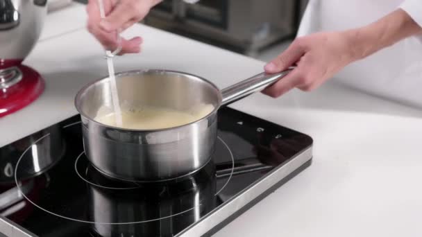 Konditor macht Sahne für den Kuchen. Prozess der Zubereitung eines Desserts. Serien-Video — Stockvideo