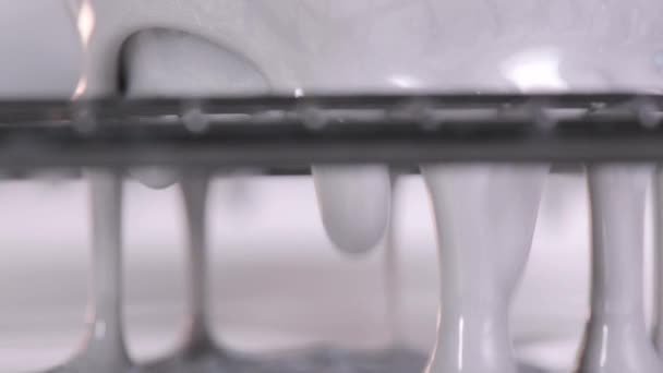 Szürke tükrös máz csöpög a tortából. Desszertkészítési folyamat. — Stock videók