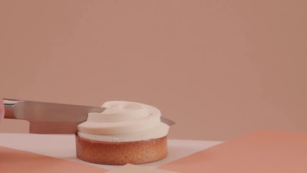 Pastelaria chef corta bela torta no fundo bege. Fazendo belas sobremesas — Vídeo de Stock