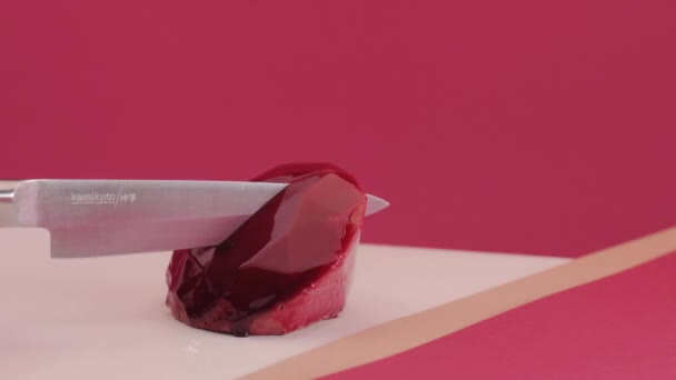 Pastelaria chef corta chokolat mini bolo vermelho no fundo vermelho colorido. Enchimento de bolo — Vídeo de Stock