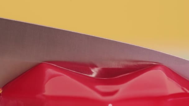 Pasticcere taglia torta rossa sotto forma di cuore su sfondo giallo colorato. Riempimento torta — Video Stock